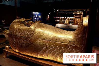 Le sarcophage illuminé dans l’exposition Toutânkhamon - Toutankhamon : son tombeau et ses trésors