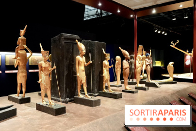Chars et statues dans l’exposition Toutânkhamon - Toutankhamon : son tombeau et ses trésors