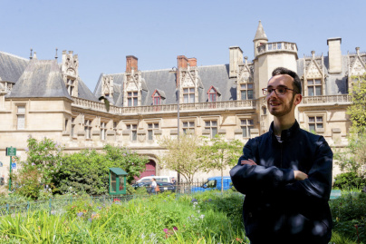 Campagne #37317 - 5 guide conférencier devant Musee de Cluny