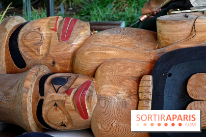 Un mât héraldique installé dans le jardin du musée du Quai Branly