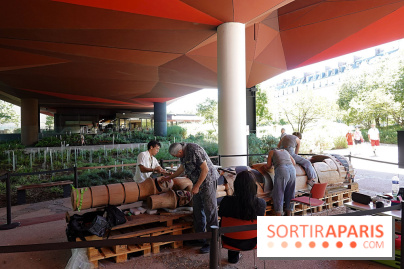 Un mât héraldique installé dans le jardin du musée du Quai Branly