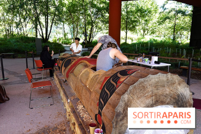 Un mât héraldique installé dans le jardin du musée du Quai Branly