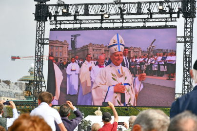 En images : la messe géante sur les Champs-Elysées du Pape Léon XIV