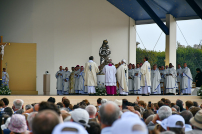 En images : la messe géante sur les Champs-Elysées du Pape Léon XIV