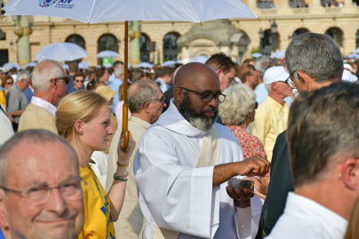 En images : la messe géante sur les Champs-Elysées du Pape Léon XIV
