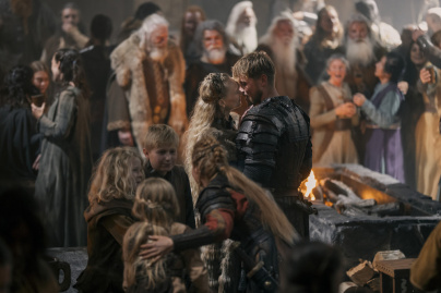 Bloodaxe - Échange intime entre un guerrier et une femme au centre d’un rassemblement viking
