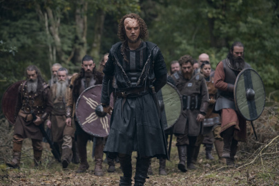 Bloodaxe - Chef de file viking en marche dans la forêt