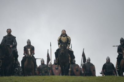Bloodaxe - Chevalier en armure dorée au centre d'une formation de guerriers montés