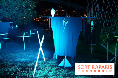 Parc de l'Étrange 2026 : Figure enveloppée dans une tenture bleue au parc nocturne