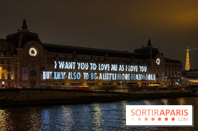 ÉCLAIRÉ par Jenny Holzer, projection lumineuse sur la façade du musée d'Orsay