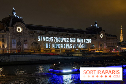 ÉCLAIRÉ par Jenny Holzer, projection lumineuse sur la façade du musée d'Orsay