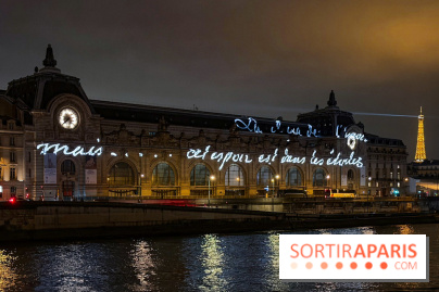 ÉCLAIRÉ par Jenny Holzer, projection lumineuse sur la façade du musée d'Orsay