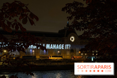 ÉCLAIRÉ par Jenny Holzer, projection lumineuse sur la façade du musée d'Orsay