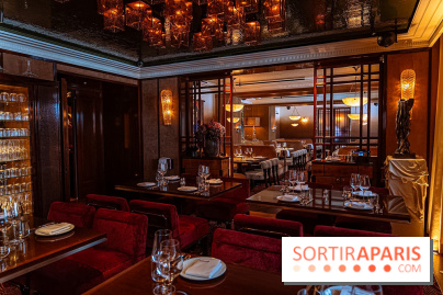 Doobie's : salle de restaurant aux fauteuils rouges et aux suspensions lumineuses