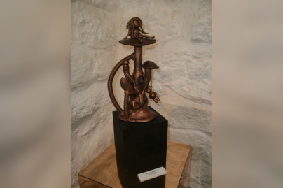 oh my gode! Miette ajoute encore une fois sa petite touche en superposant son petit personnage fétiche sur le haut de sa sculpture