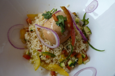 œufs bio cuits mollet puis mariné et semoule en salade