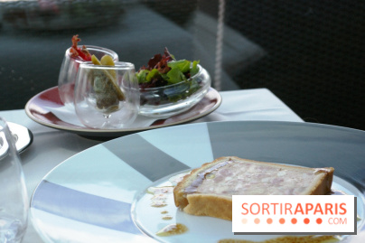 Pâté en croute de volaille pistachée, toats de pain de campagne, pickles et condiments