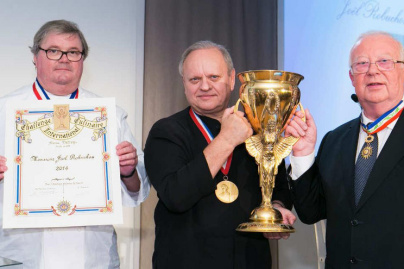 Joël Robuchon reçoit la coupe d'Or Marius Dutrey