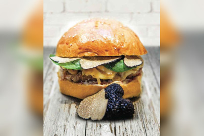 Mamie burger lance son burger du chef avec Tomy Gousset