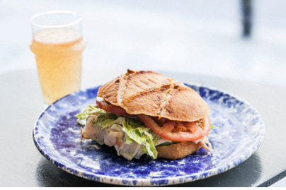 Yoni Saada revisite le pain bagnat pour Deliveroo