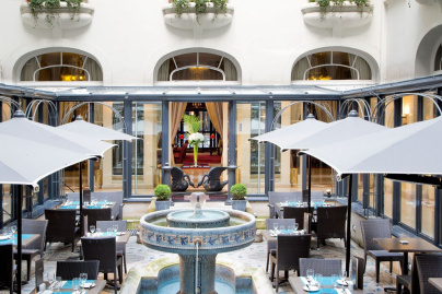 Une coupe de Champagne au "bar Terr'ice" du patio de l'Hôtel California