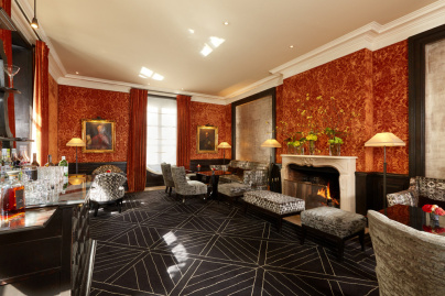 Un cocktail au coin d'un feu de cheminée au bar du restaurant Anne