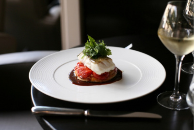 Dos de cabillaud rôti, tatin de tomates aux échalotes