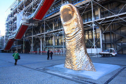 Un Pouce monumental de César sur le parvis du Centre Pompidou