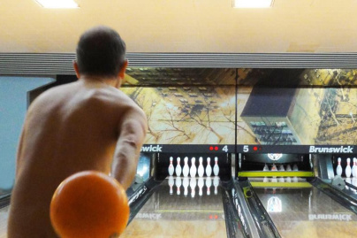 Un tournoi de bowling naturiste à Paris 