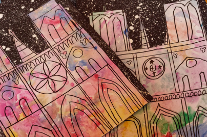 Dessine-moi Notre-Dame: une exposition de dessins d'enfants sur les grilles du chantier et au Collège des Bernardins