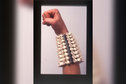 Un peu de Terre sur la Peau, exposition Musée des Arts Décoratifs, Peter Hoogeboom, Satanic cuff, 1996, bracelet © photo : Henni van Beek