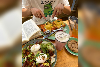 Pingwoo, le restaurant-café fleuri aux lattés chats craquants 