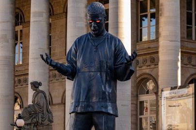 Insolite : une statue géante de Kid Cudi s'est installé à Paris, Place de la Bourse 