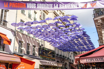 La rue Montorgueil transformée en Gotham pour célébrer la série The Penguin sur Max - parapluie violet rue Montorgueil