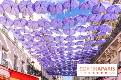 La rue Montorgueil transformée en Gotham pour célébrer la série The Penguin sur Max avec des parapluies violet
