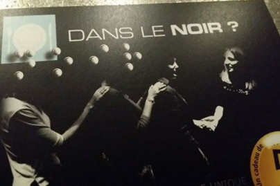 Manger dans le noir ? Une expérience sensorielle insolite à vivre à Paris