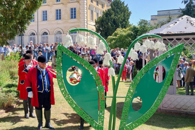 La Fête du Muguet de Rambouillet 2025 : défilé de chars, fête foraine et feu d'artifice