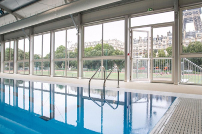 Une piscine mobile provisoire au pied de la Tour Eiffel