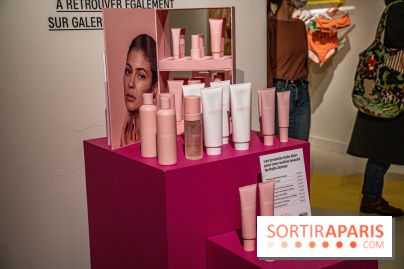 Kylie Jenner installe sa salle de bain et ses soins Kylie Skin aux Galeries Lafayette Champs-Elysées