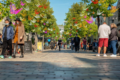 Le ciel de Bercy Village se pare de milliers de papillons