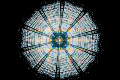 La coupole des Galeries Lafayette transformer en arc-en-ciel avec l’œuvre de Kimsooja