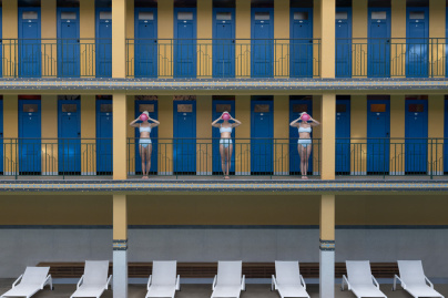 Exposition atypique à Paris : Soo Burnell revient à Molitor avec son œuvre 'Into The Blue'