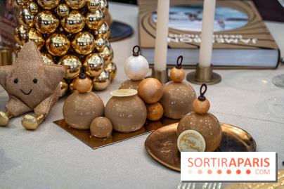 Bûche de Noël du Drugstore 2023 en forme de boules de Noël 