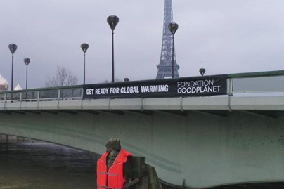 Le Zouave du Pont de l'Alma habillé d'un gilet de sauvetage