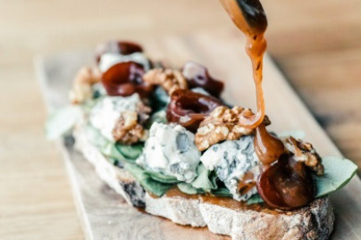 Tartine au fromage bleu et au C.B.S. signé Ellen Raun chez Fringe