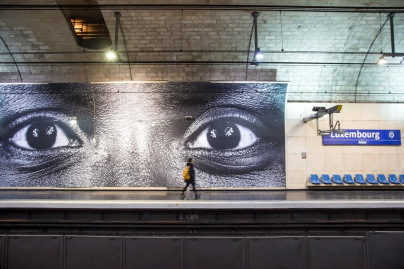Les "regards" de JR exposés dans le métro parisien