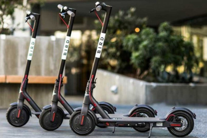 Trottinettes électriques à Paris : une amende de 135 euros si l'on roule sur le trottoir