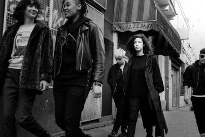 Léonie Pernet en live à l'aéroport Paris-Charles de Gaulle