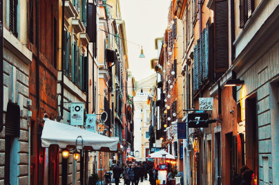 Covid-19: l'Italie ferme ses discothèques en plein air et impose le port du masque le soir en public