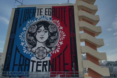 Paris : Shepard Fairey alias Obey restaure et modifie sa Marianne récemment détournée 